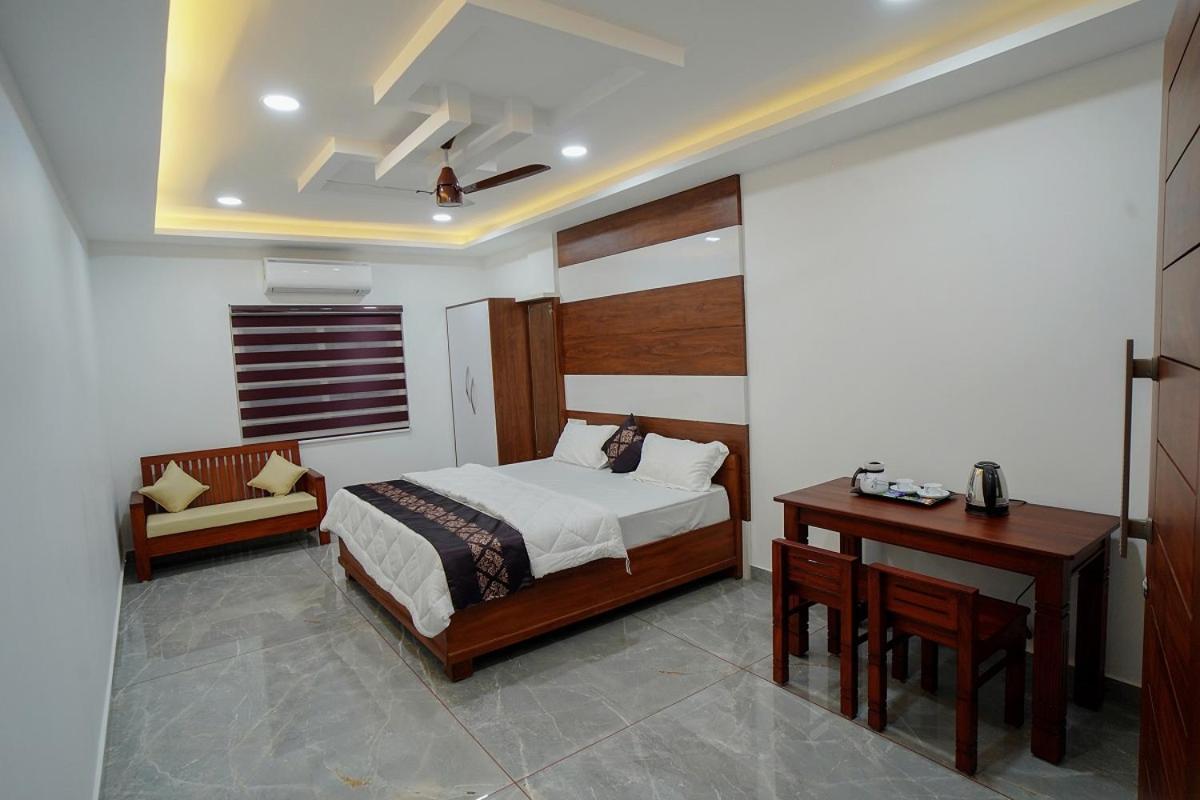 Universal Residency Perumpavur Экстерьер фото